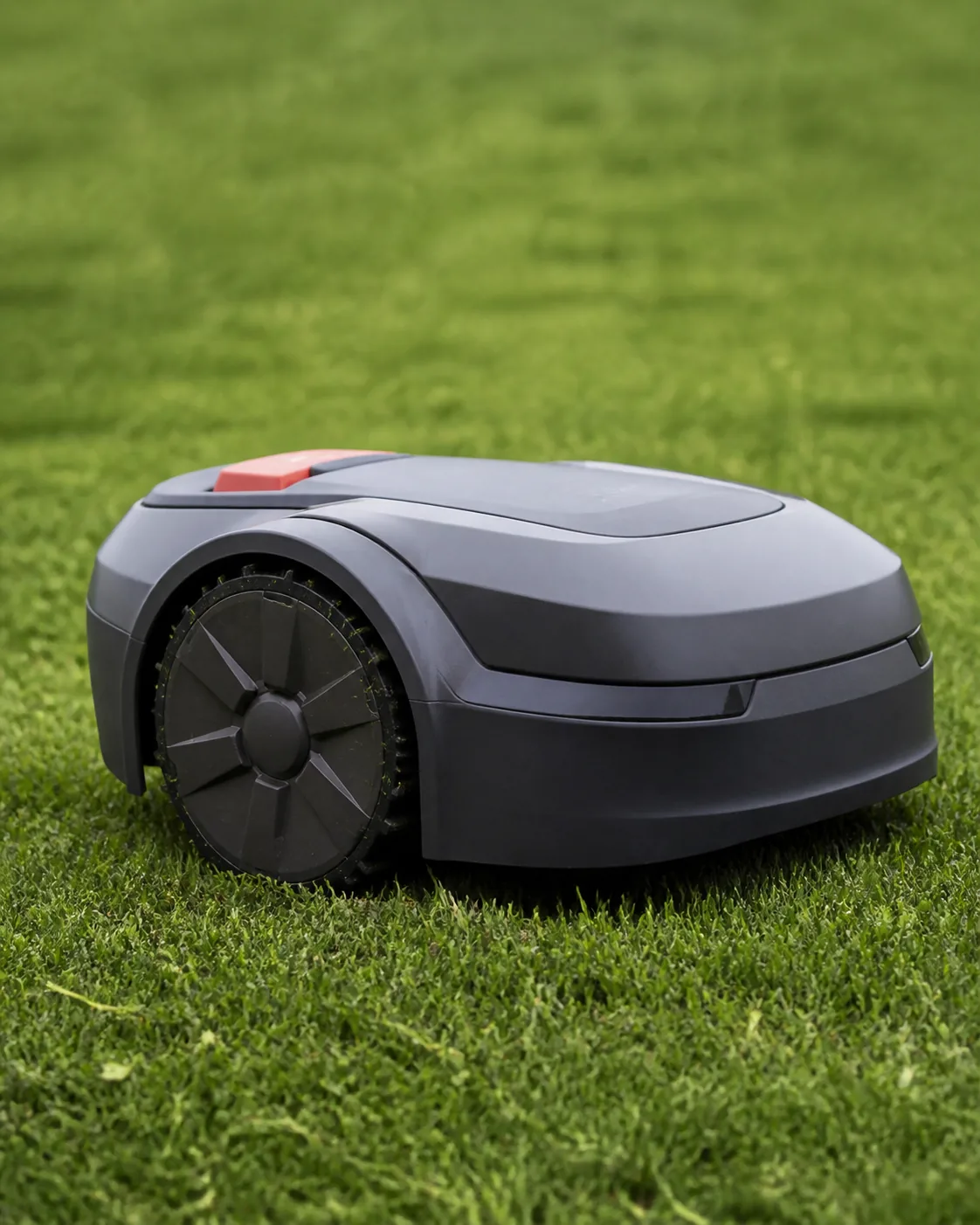 Detailansicht von Rad und Sensoren eines Mähroboters